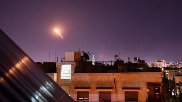 صورة لصاروخ يمرق فوق منطقة سكنية