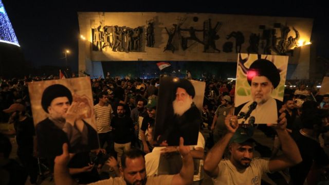 أنصار الزعيم الديني مقتدى الصدر يحتلفون ليلا بفوز التيار الصدري في ساحة التحرير ببغداد