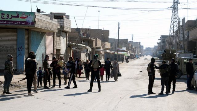 مقاتلو قوات سوريا الديمقراطية يتفقدون المدنيين الذين فروا من منازلهم بسبب الاشتباكات مع مقاتلي تنظيم الدولة في الحسكة شمال شرق سوريا، 21 يناير/كانون الثاني 2022.
