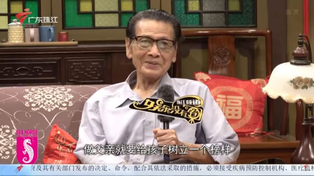 Gong Jintang sonríe durante la entrevista;  Parece estar sentado en un sofá.