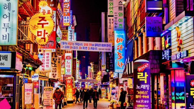 Imagen nocturna de una calle en Corea del Sur.