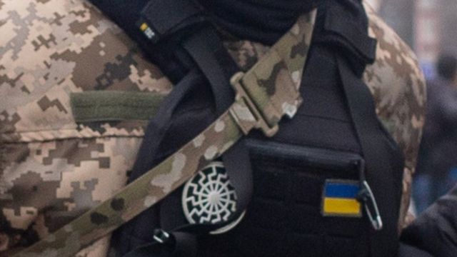 Militar ucraniano ajuda mulher a fugir de região sob ataque russo