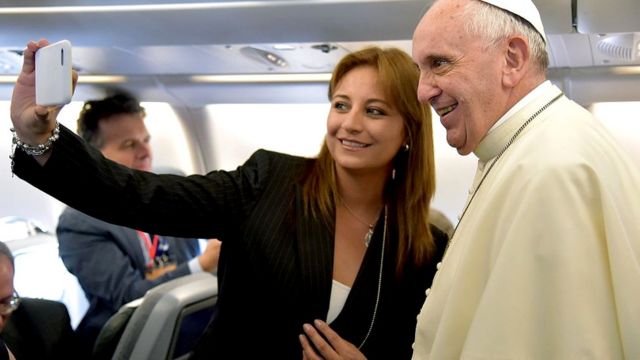 Папа Франциск с девушкой, делающей селфи