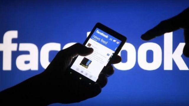 Wani ma'abocin Facebook yana duba shafinsa