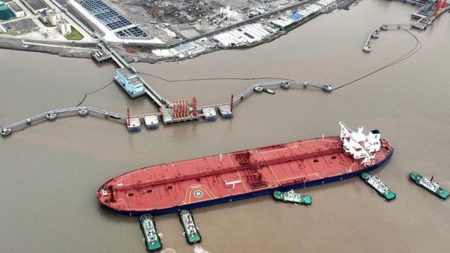 中国舟山港正在准备一艘油轮进港(photo:BBC)