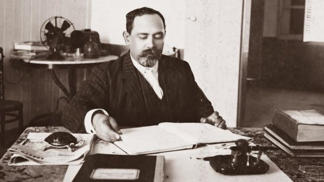 Julio César Arana sentado frente a un escritorio