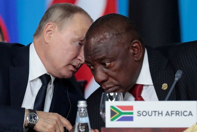 الرئيس الروسي فلاديمير بوتين يتحدث مع رئيس جنوب إفريقيا سيريل رامافوزا خلال القمة الروسية الأفريقية للعام 2019 في سوتشي، روسيا، 24 أكتوبر/تشرين الأول 2019.