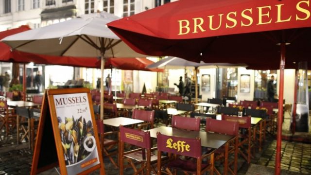 厳戒態勢の続くブリュッセルでは、営業したカフェやレストランにもほとんど人がいない