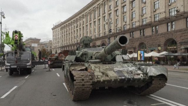 un défilé de matériel russe détruit