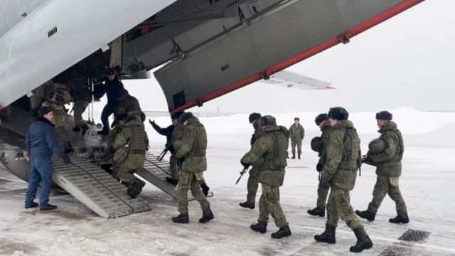 According to news from the press service of the Russian Ministry of Defense, Russian soldiers boarded a military plane bound for Kazakhstan at an airport outside Moscow.