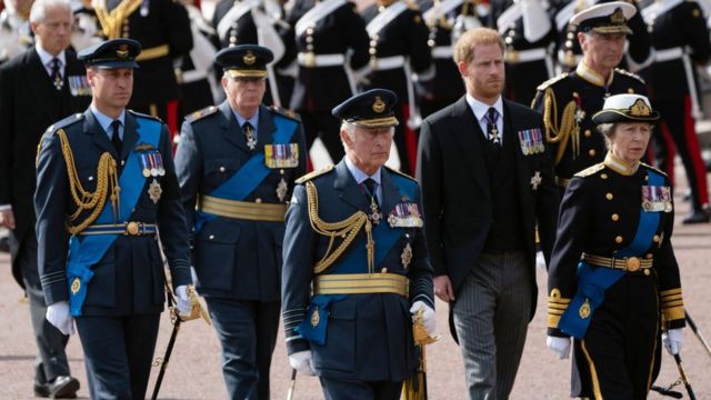 Carlos III, la princesa Ana, el príncipe Andrés, el príncipe Eduardo, el príncipe Harry y el príncipe Guillermo caminaron detrás del féretro de Isabel II.