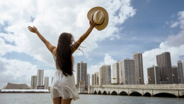 Mujer alza su sobrero en Miami