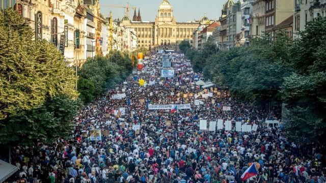 митинг за отставку Бабиша на Вацлавской площади в Праге 5 июня 2019 года