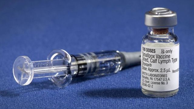 Jeringa y frasco de vacuna contra la viruela.