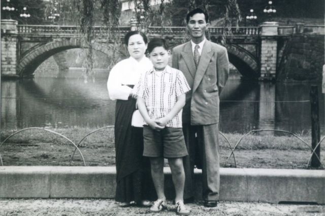 Li Jianxi (center) took a photo with his father Li Bingzhe (right) and mother Park Du Yi (left) when he was a child (Samsung Group published the photo on October 25, 2020)