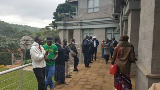 Bamwe mubari barindiriye gutora ku nyubakwa nserukiragihugu y'Urwanda i Nairobi