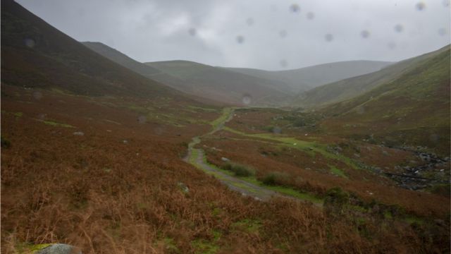 Долина в горах в Уэльсе в дождь и туман