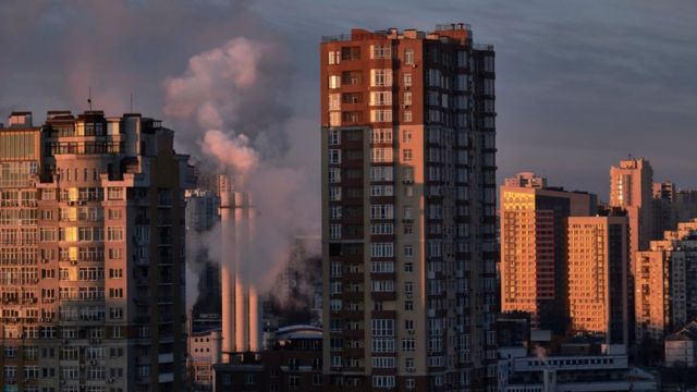 Kiev amaneció el lunes con columnas de humo.