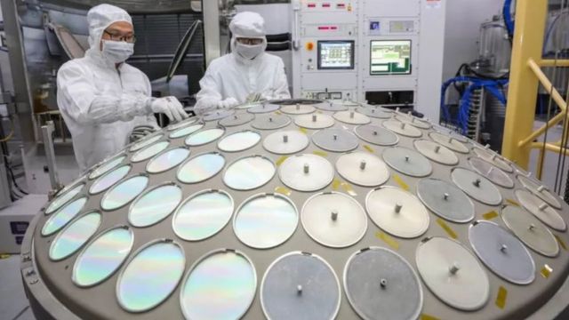 中国购买了全球生产的50%以上的晶片。(photo:BBC)