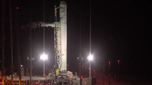 Cohete Northrop Grumman's Antares en la plataforma de lanzamiento.