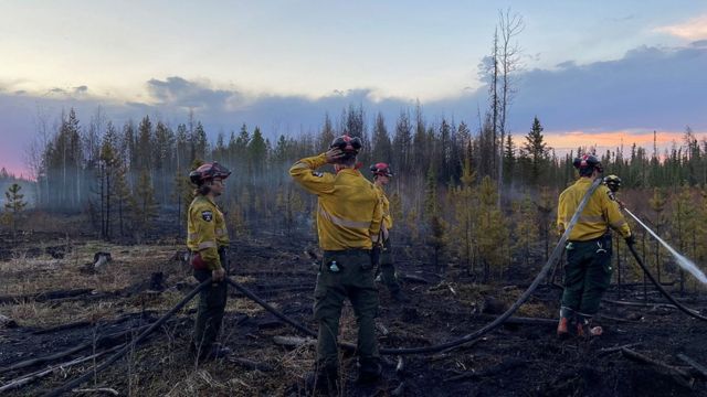 Bomberos en labores de extinción de incendios en Canadá.