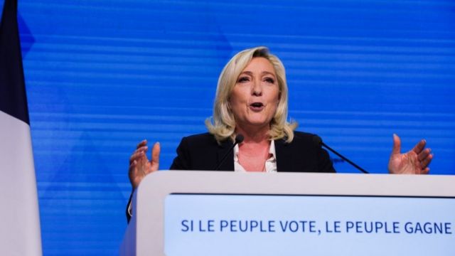 Marine Le Pen nel suo comitato di campagna