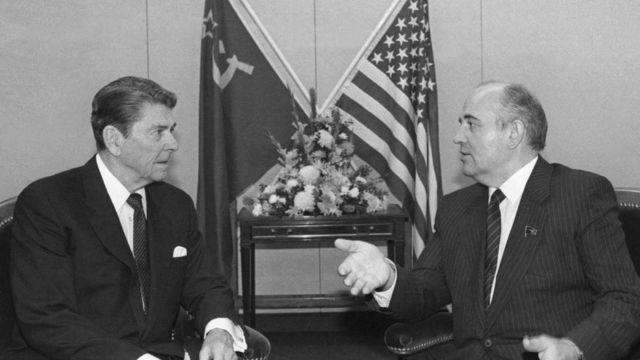 Президенты Рональд Рейган и Михаил Горбачев. Первая встреча 19 ноября 1985 г. в Женеве