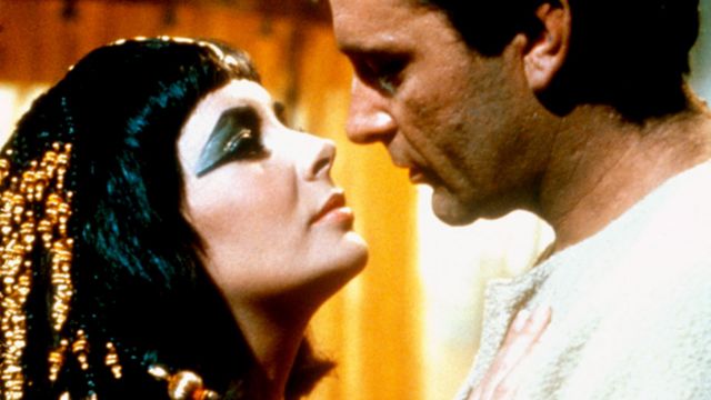 Elizabeth Taylor y Richard Burton en el film "Cleopatra" de 1963