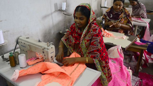 পোশাক শ্রমিকরা বলছেন বেতন দিয়ে তারা খরচ পোষাতে পারছেন না।