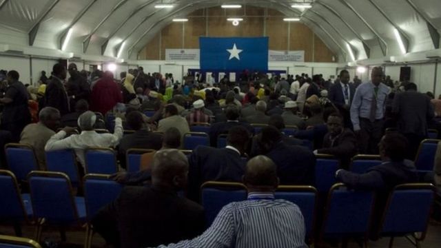 Les députés et les sénateurs l'ont élu sous haute surveillance dans un hangar de l'aéroport de Mogadiscio.