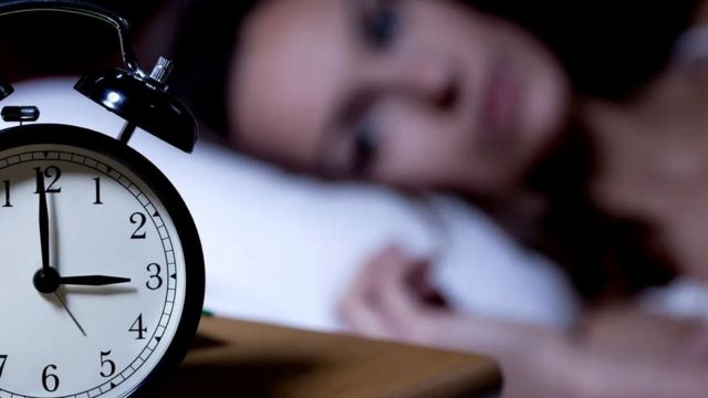 விழித்திருக்கும் பெண்ணும் கடிகாரமும்.