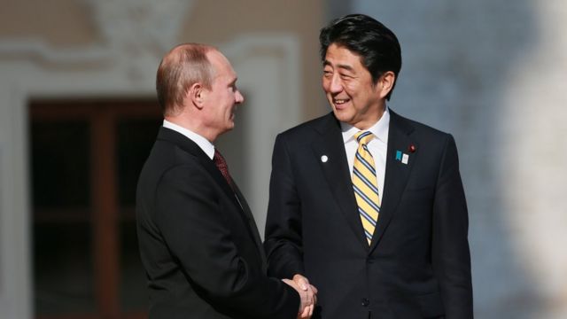 Владимир Путин и Синдзо Абэ в 2013 году в Санкт-Петербурге
