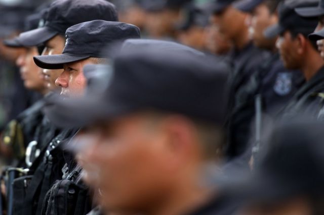 Miembros de la Policía Nacional Civil (PNC) de El Salvador en Apopa el 6 de julio de 2016.