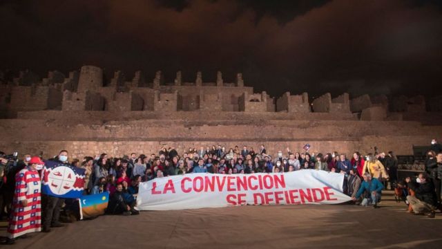 Miembros de la Convención Constituyente de Chile sujetan un cartel que dice "la Convención se defiende".