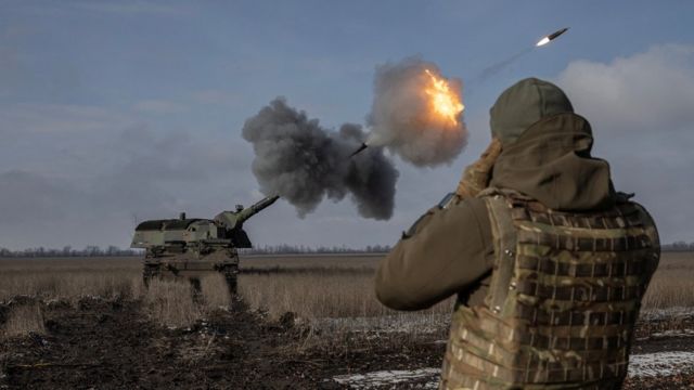 乌军战士发射一枚德国制PzH2000自行推进式榴弹炮(photo:BBC)