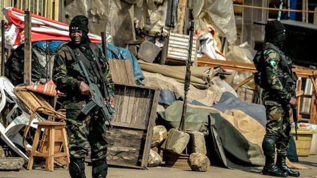 Des soldats de l'armée camerounaise en patrouille dans une des régions anglophones.
