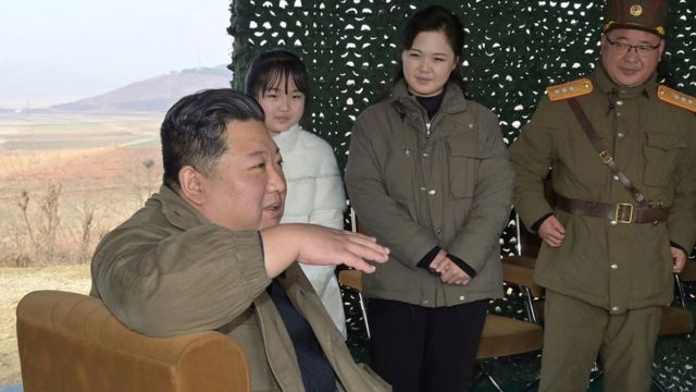 Новое поколение Кимов. Руководитель КНДР впервые показал миру дочь ...