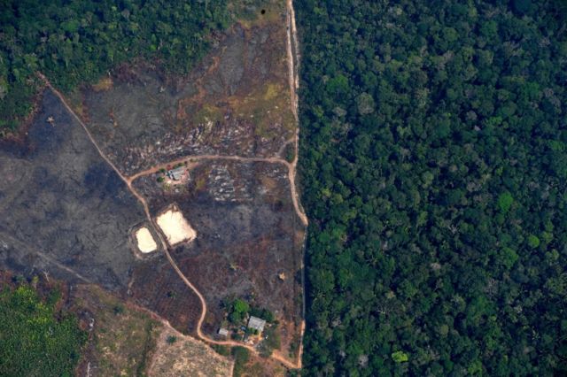 Vista aérea de área desmatada próxima a Porto Velho em 13 de maio de 2020