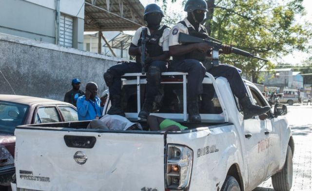 Police in a truck with some recaptured prisoners