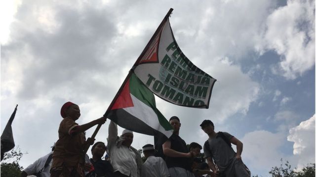 Massa Aksi Bela Palestina Padati Kawasan Monas Ketua Mui Serukan Boikot Amerika Bbc News