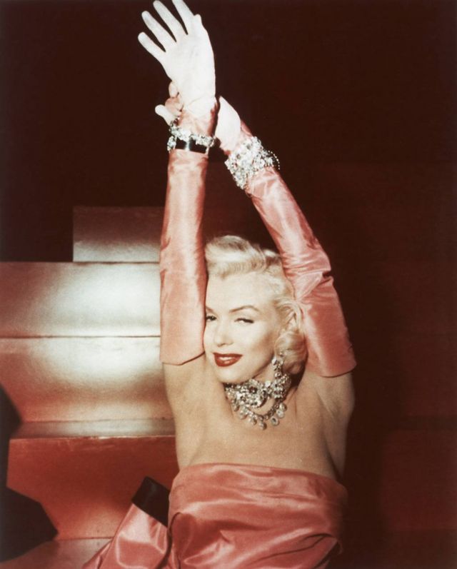 Marilyn Monroe cantando "Los diamantes son los mejores amigos de una chica" en una escena del film 'Los caballeros las prefieren rubias', de 1953.