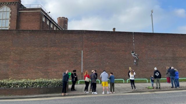Possível obra de arte de Banksy na parede da Prisão de Reading