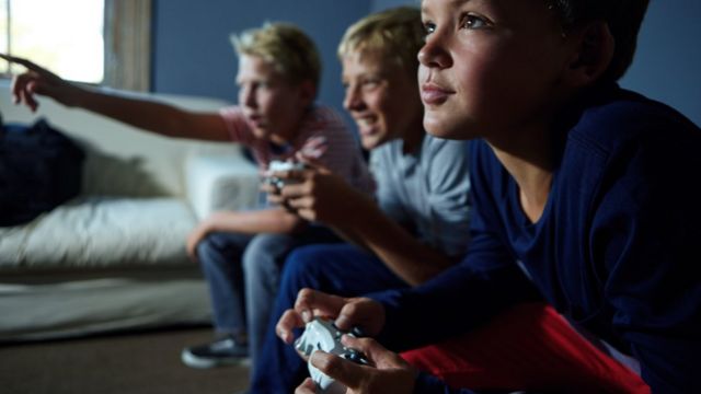 Meninos jogam videogame