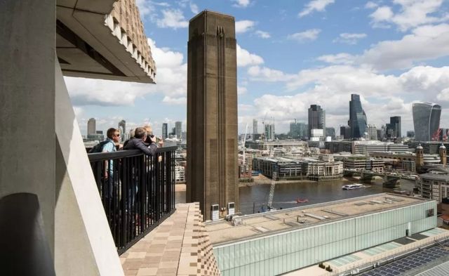 Посетители на смотровой площадке и вид на лондонский Сити