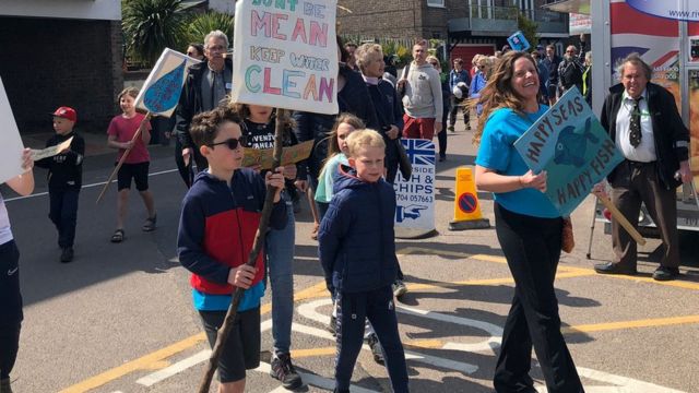 Suffolk protesters demand River Waveney clean up - BBC News