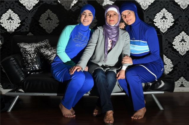 La inventora del burkini con dos modelos musulmanas