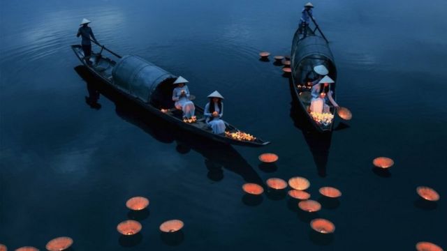 Festival melepas bunga di sungai di Vietnam
