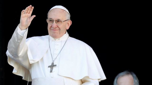 Paus Fransiskus menyampaikan pesan Natal di Basilika Santo Petrus, Vatikan.