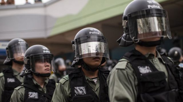 许多参加处理香港示威的警员个人资料被公开，部份警员在示威现场遮掩面孔，以免被人认出。