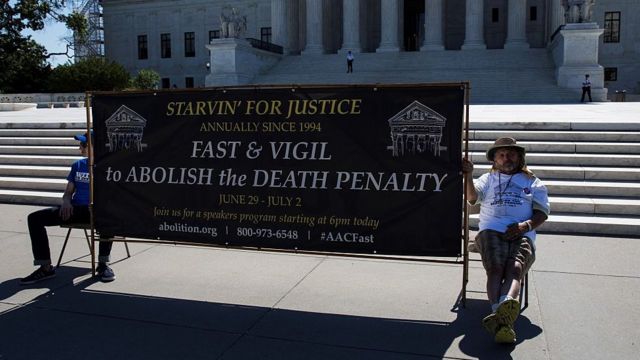 Dos hombres protestan contra la pena de muerte.